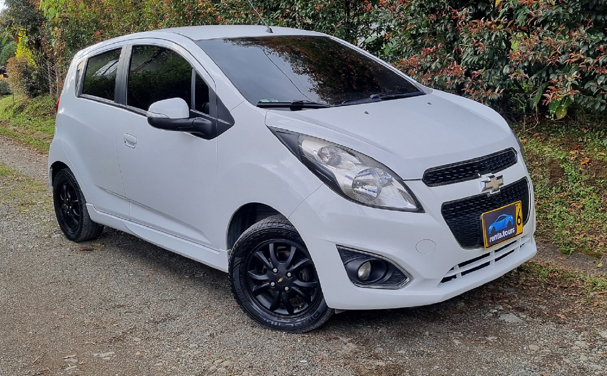 Chevrolet Spark GT blanco en alquiler en Santa Rosa de Cabal